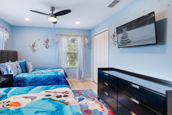 Two Doubles Suite Bedroom 5 (Angle)
39" Smart TV