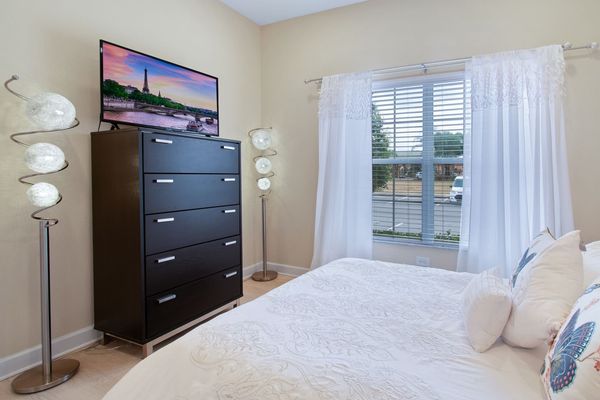 Queen Bedroom 1 (Angle)
39" Smart TV