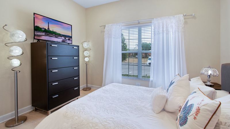 Queen Bedroom 1 (Angle)
39" Smart TV