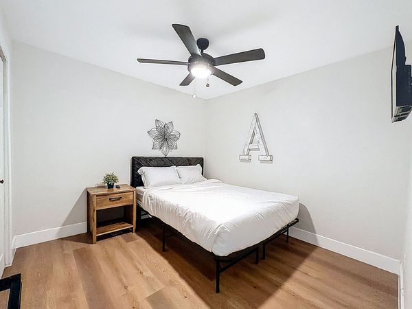 Bedroom 2 - Queen Bed