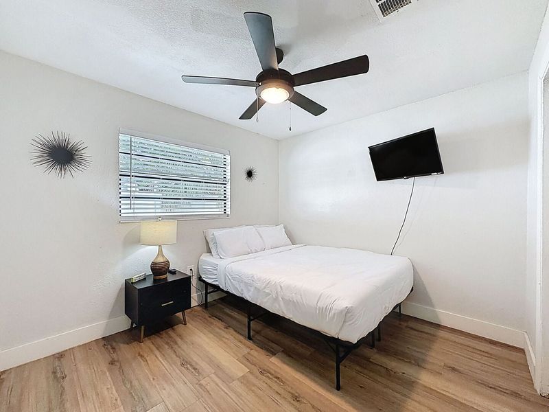 Bedroom 5 - Queen Bed