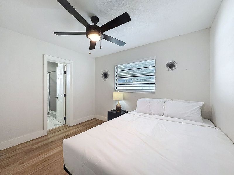 Bedroom 5 - Queen Bed