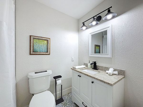 Ensuite bathroom to Second Primary Bedroom - Shower/tub combo