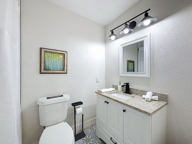 Ensuite bathroom to Second Primary Bedroom - Shower/tub combo