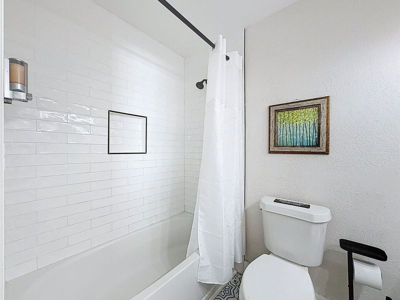 Ensuite bathroom to Second Primary Bedroom - Shower/tub combo