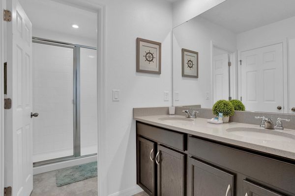 Shared Bathroom 5 Upstairs
Shower