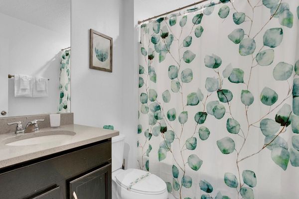 Hall Bathroom 4 Upstairs
Tub/Shower Combo