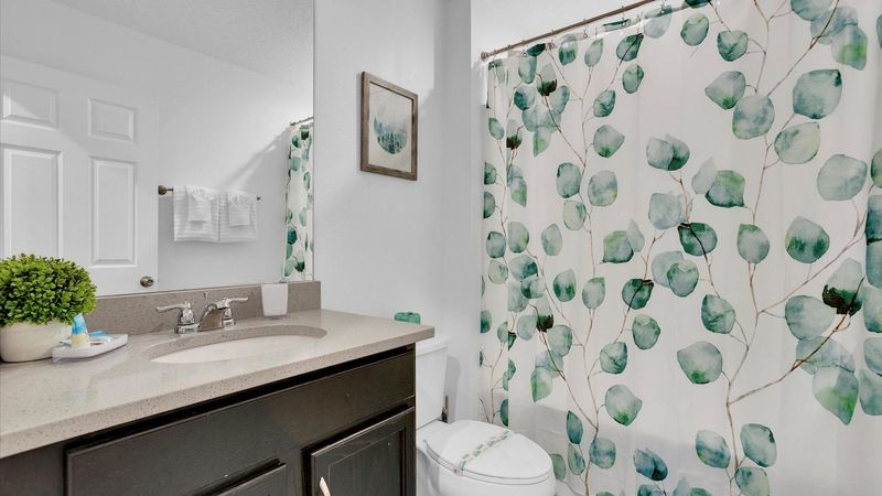 Hall Bathroom 4 Upstairs
Tub/Shower Combo