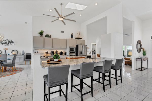 Large, fully-equipped ktchen with plenty of space to prepare a meal