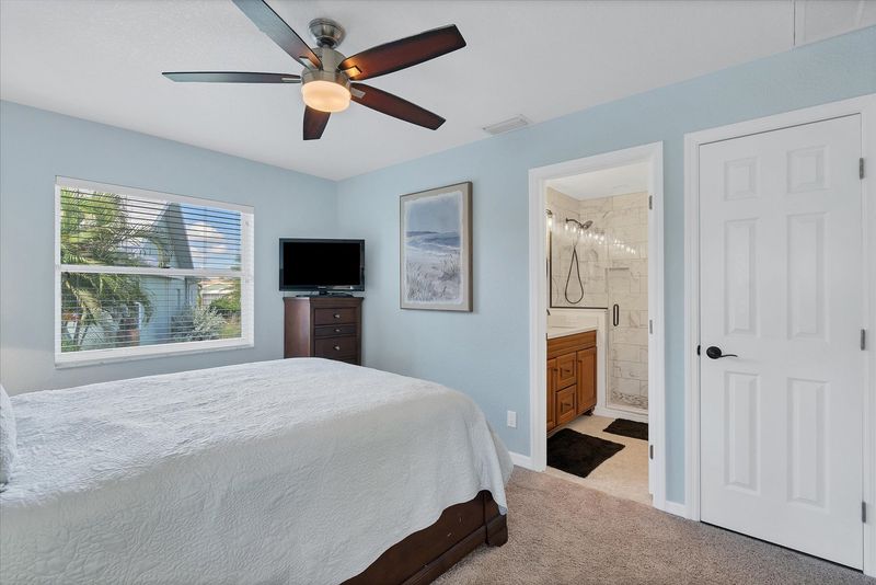Guest bedroom 2 with queen bed with en suite bathroom