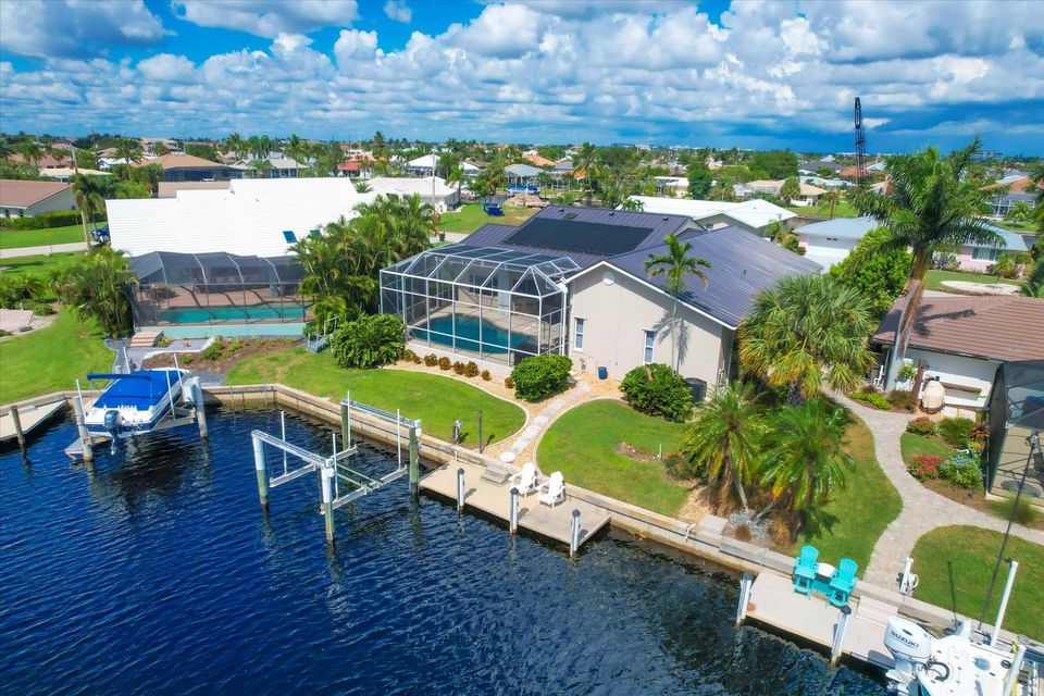 Beautiful Punta Gorda Isles waterfront home with private pool (Boat lift not available)