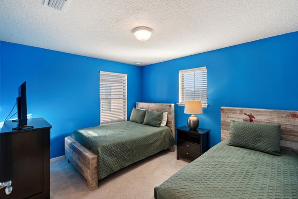 Twin/Double Bedroom 4.Upstairs Attached Bathroom 43" Smart TV