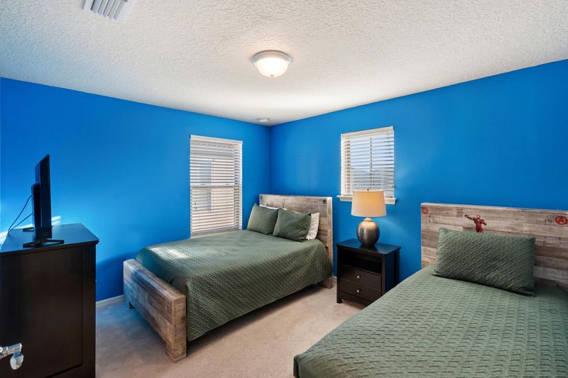Twin/Double Bedroom 4.Upstairs Attached Bathroom 43" Smart TV