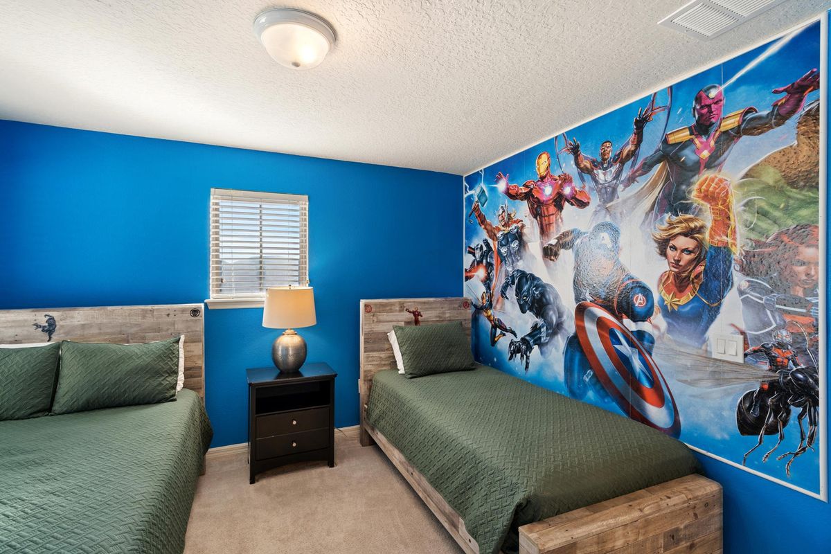 Twin/Double Bedroom 4.Upstairs Attached Bathroom 43" Smart TV