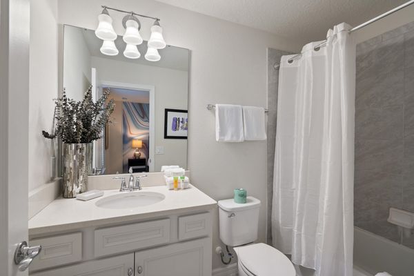Queen Suite Bathroom 3 Upstaiors Tub/Shower Combo