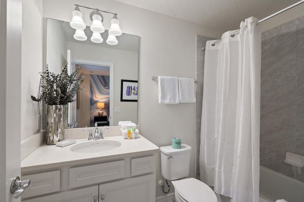 Queen Suite Bathroom 3 Upstaiors Tub/Shower Combo