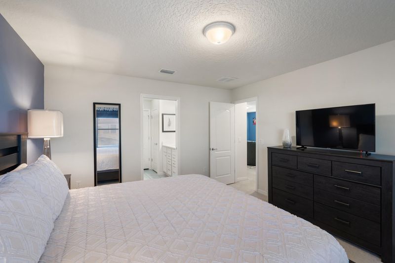 KIng Suite Bedroom 2 Upstairs Attached Bathroom 43" Smart TV