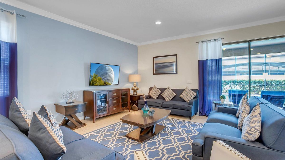 Living Room
55" Smart TV Blu-Ray