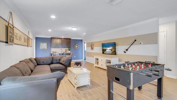 Loft
55" TV Blu-Ray
Foosball