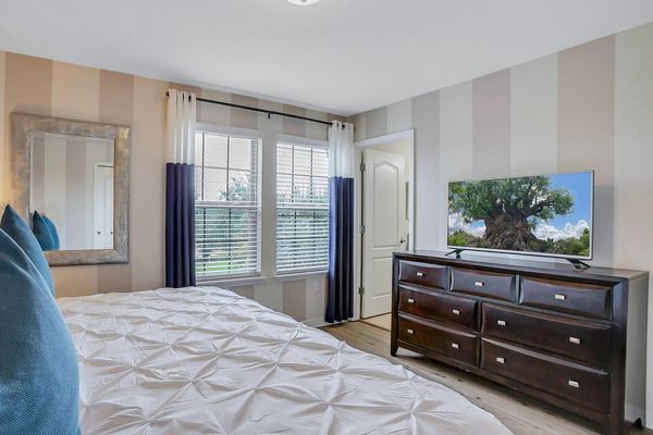 King Suite Bedroom 8 (Angle)
43" TV