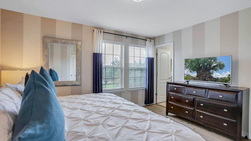 King Suite Bedroom 8 (Angle)
43" TV