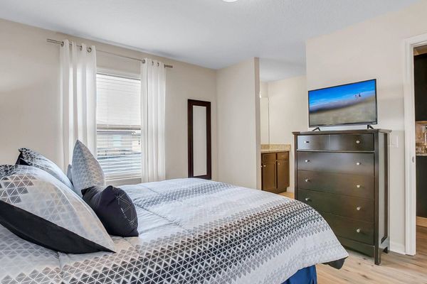 Queen Suite Bedroom 4 (Angle)
32" TV