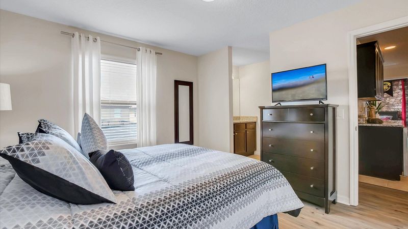 Queen Suite Bedroom 4 (Angle)
32" TV