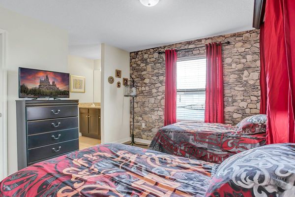 Two Twins Suite Bedroom 5 (Angle)
32" TV