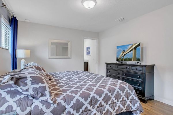 King Suite Bedroom 3 (Angle)
43" TV