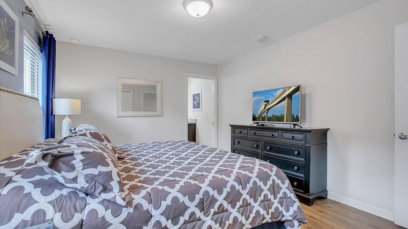 King Suite Bedroom 3 (Angle)
55" TV