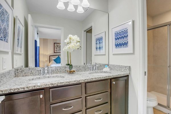 King Suite Bathroom 6
(Bedroom 8)
Shower