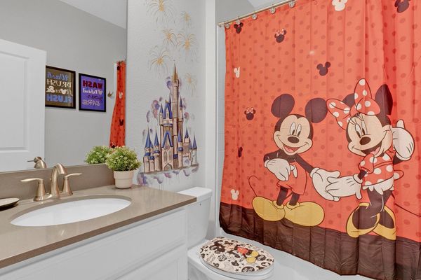 Hall Bathroom 4 Upstairs
Tub/Shower Combo