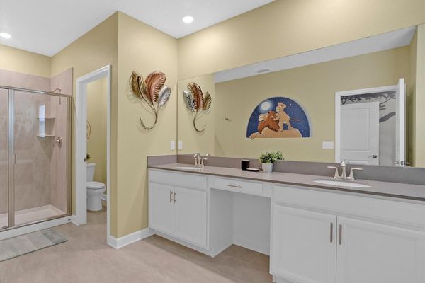 Master King Bathroom 2 Upstairs
Tub & Shower