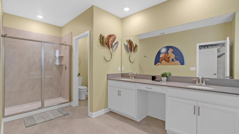 Master King Bathroom 2 Upstairs
Tub & Shower