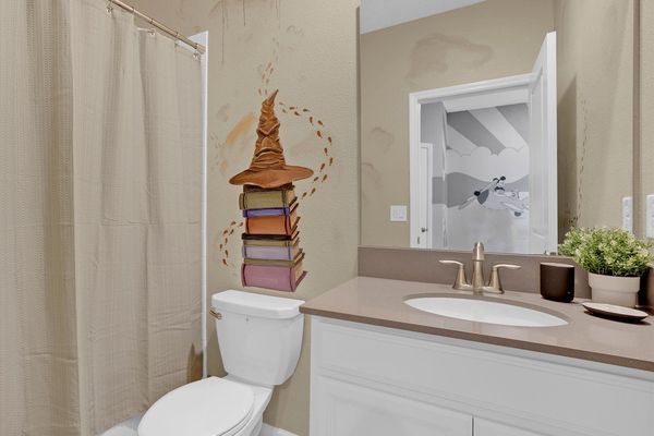 Hall Bathroom 5 Upstairs
Tub/Shower Combo