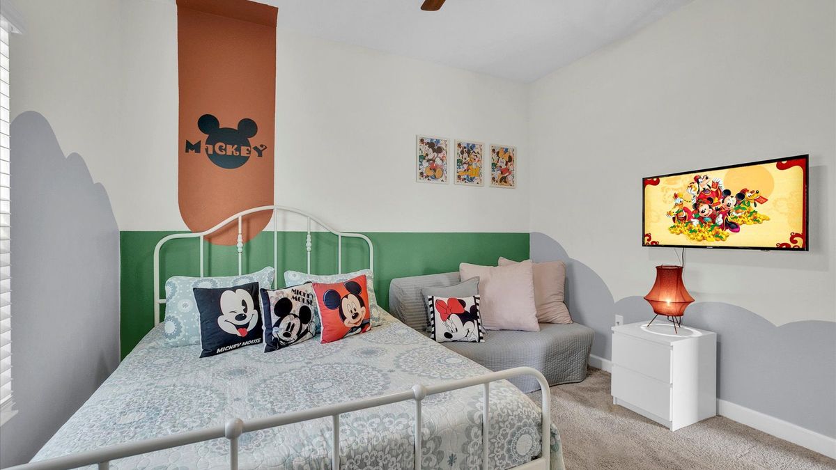 Queen + Double Futon Bedroom 5 (Angle)
40" Smart TV