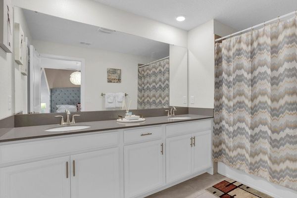 Master King Bathroom 1 Upstairs
Tub/Shower Combo