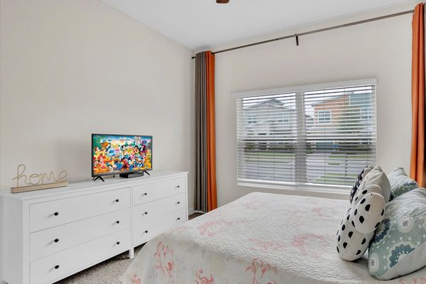 Queen Bedroom 4 (Angle)
32" Smart TV