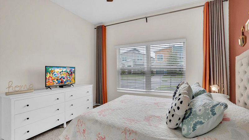 Queen Bedroom 4 (Angle)
32" Smart TV