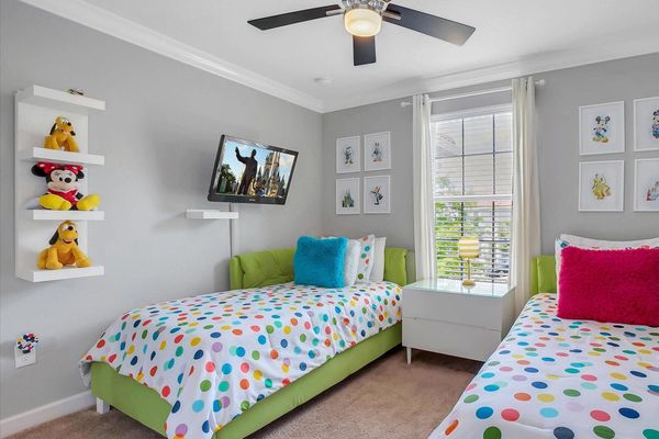 Two Twins Bedroom 5 (Angle)
32" TV Blu-Ray