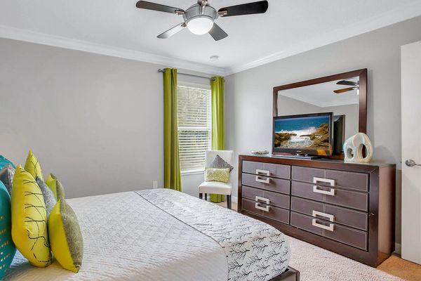 Queen Bedroom 3 (Angle)
39" TV Blu-Ray