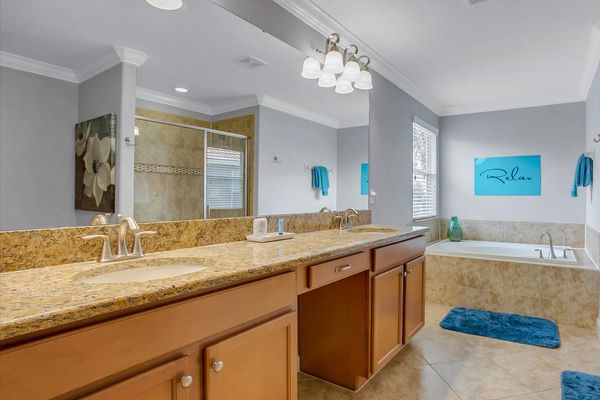 Master King Bathroom 1 Upstairs
Tub and Shower
