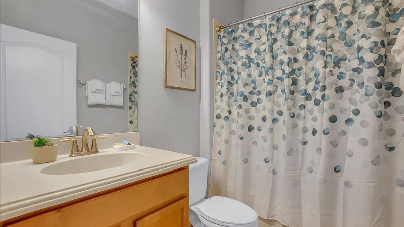 Hall Bathroom Downstairs 5
Tub/Shower Combo