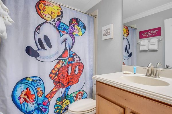 Hall Bathroom 4 Upstairs
Tub/Shower Combo