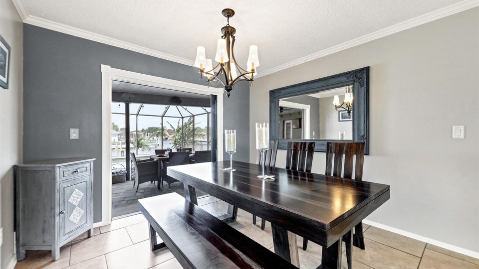 Dining room overlooking the lanai