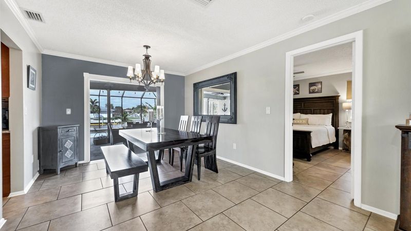 Dining room overlooking the lanai