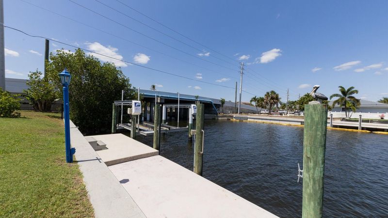Watch all kinds of fish, birds and wildlife from the boat dock. Dock size 6' x 30' (Boat lift not available)