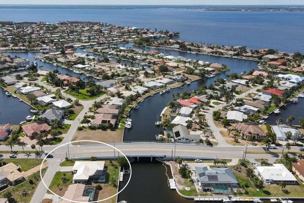 Less than 5 minutes to the Harbor by boat using the Yacht Club canal entrance (Boat lift not available)