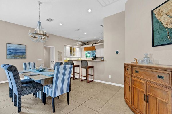 Seating for 6 at the dining table