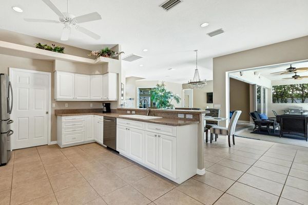 Gorgeous and spacious kitchen